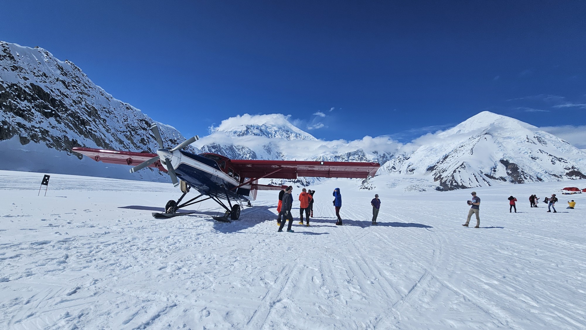 Samolot na lodowcu Kahiltna podczas wyprawy Denali (McKinley)