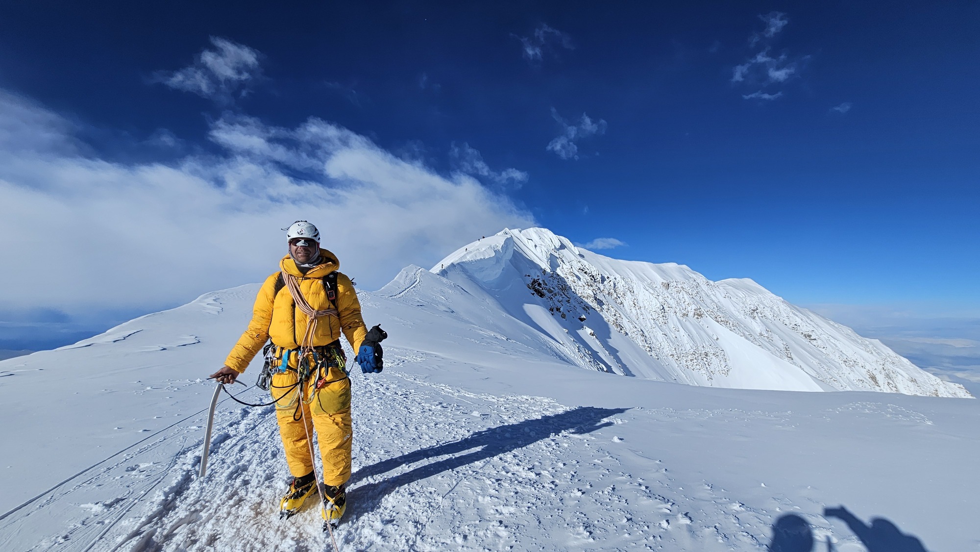 Stoję przed granią w dniu szczytowym na Denali (McKinley)