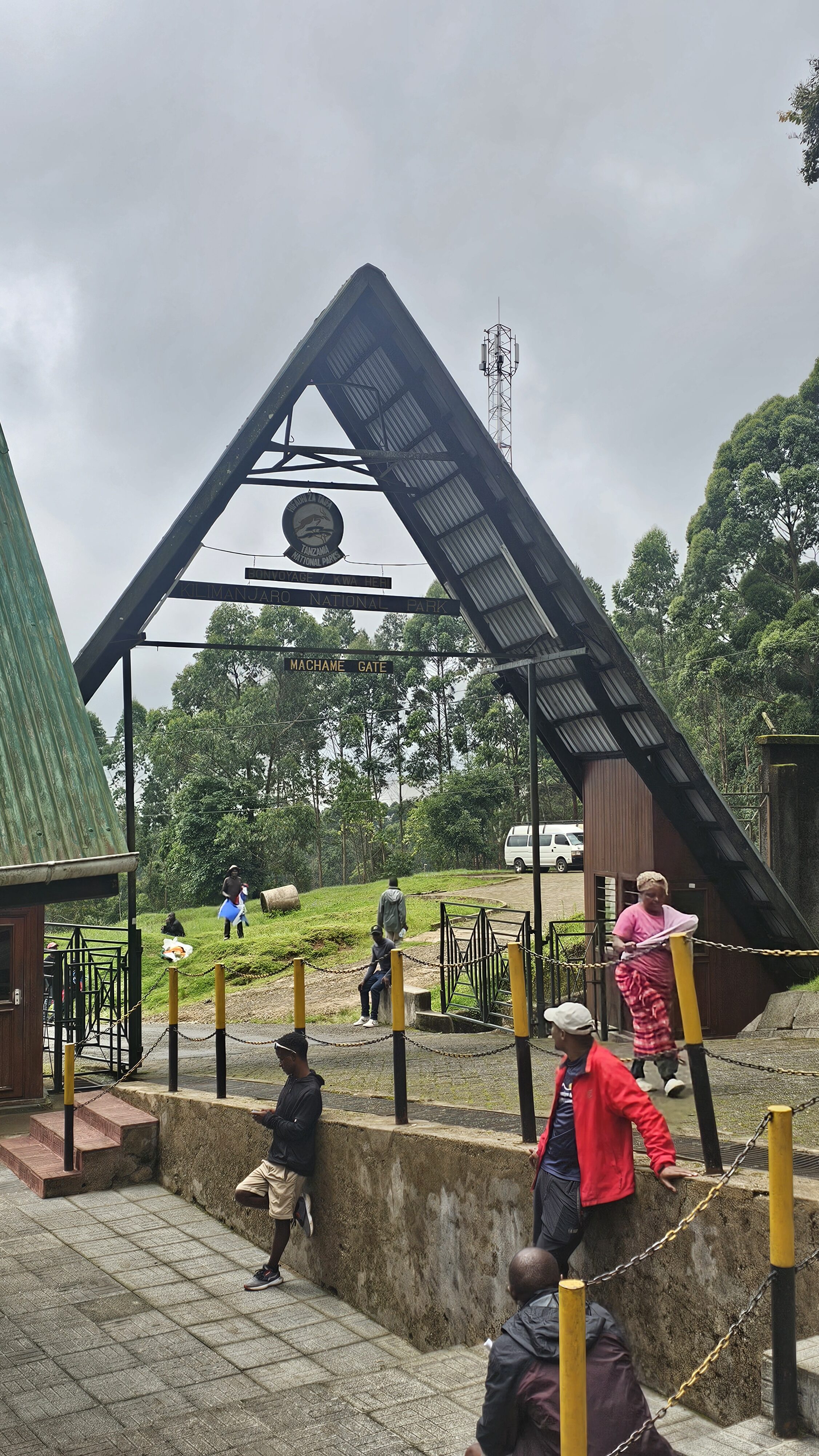 Początek wyprawy na Kilimandżaro przy Machame Gate