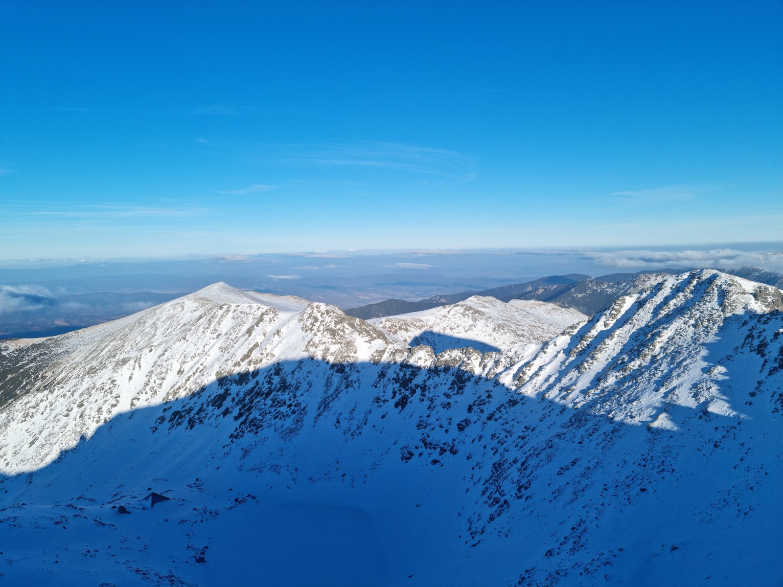 Panorama ośnieżonych gór z Musały