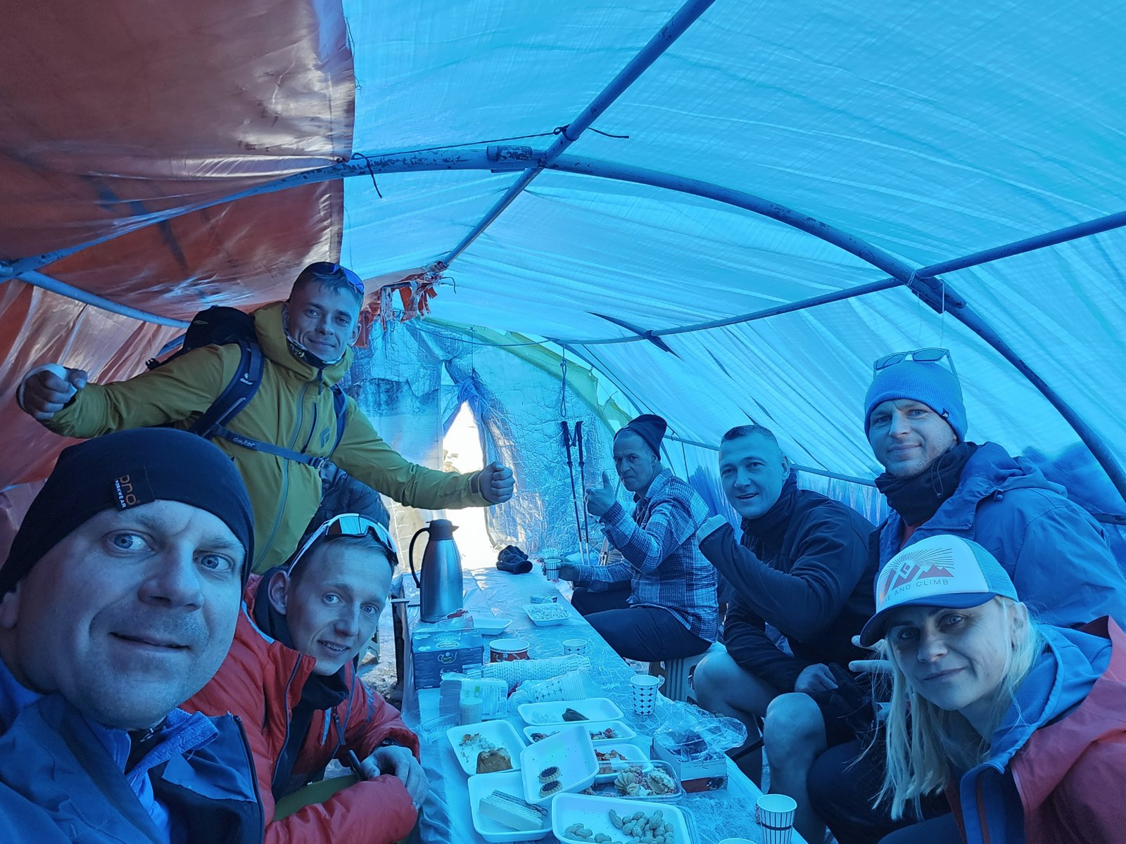 Wspólny posiłek w obozie 1, około 3400 m