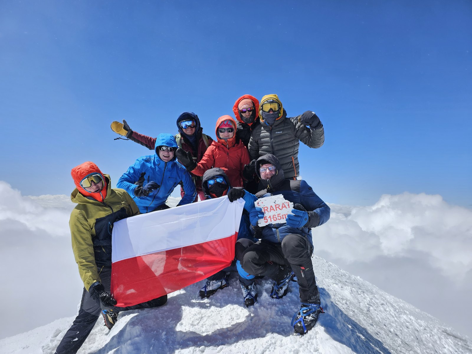 Grupowe zdjęcie z polską flagą na Araracie