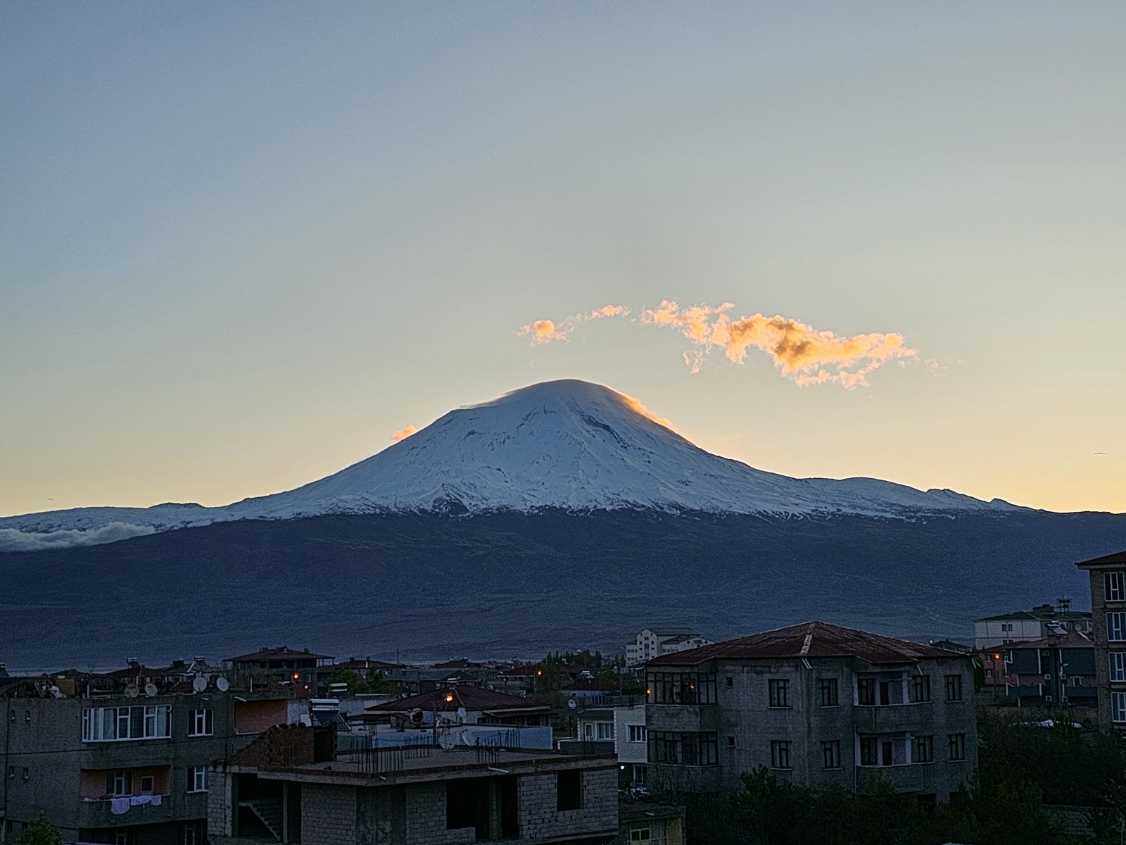 Ararat w porannym świetle z Doğubayazıt