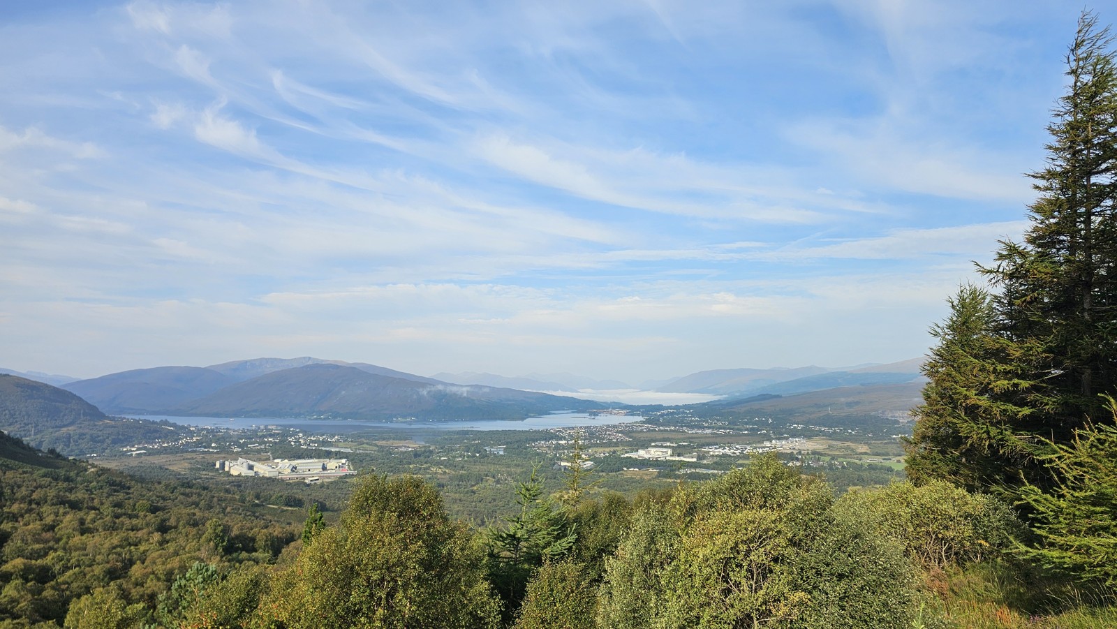 Dolina i widok na okoliczne wody