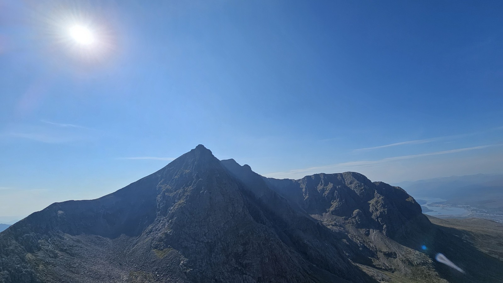 Panorama skalnych ścian i grani