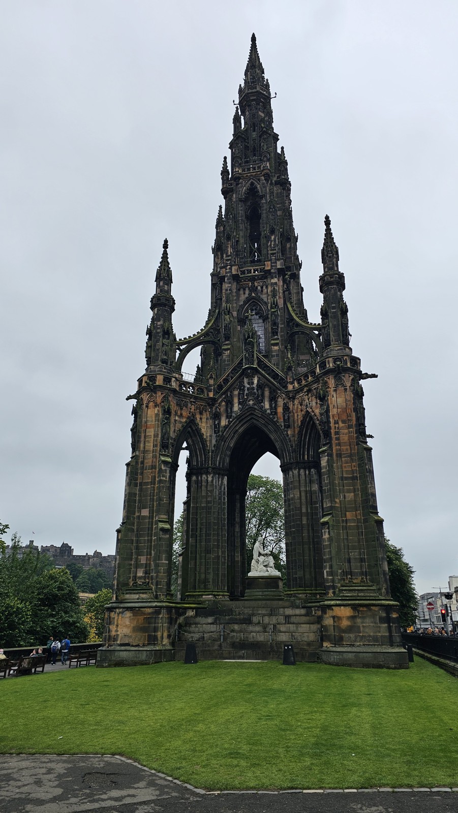 Scott Monument wśród zieleni