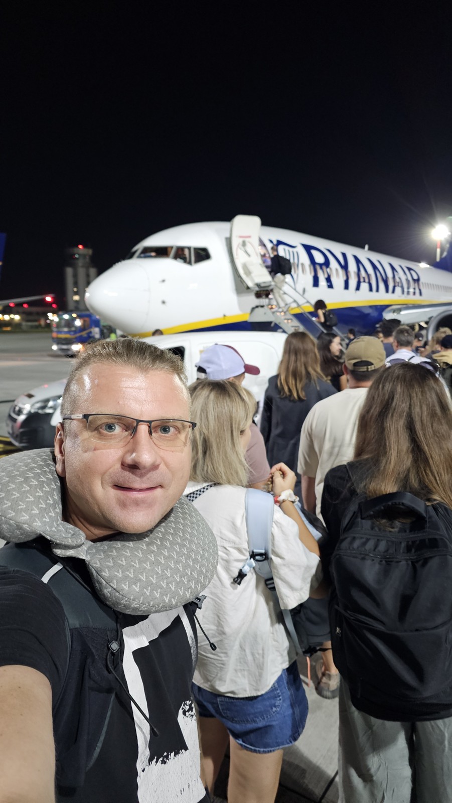 Leszek przed samolotem podczas wieczornego wylotu