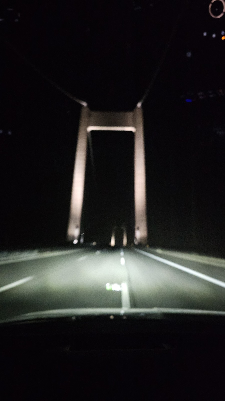 Nocny przejazd przez oświetlony most