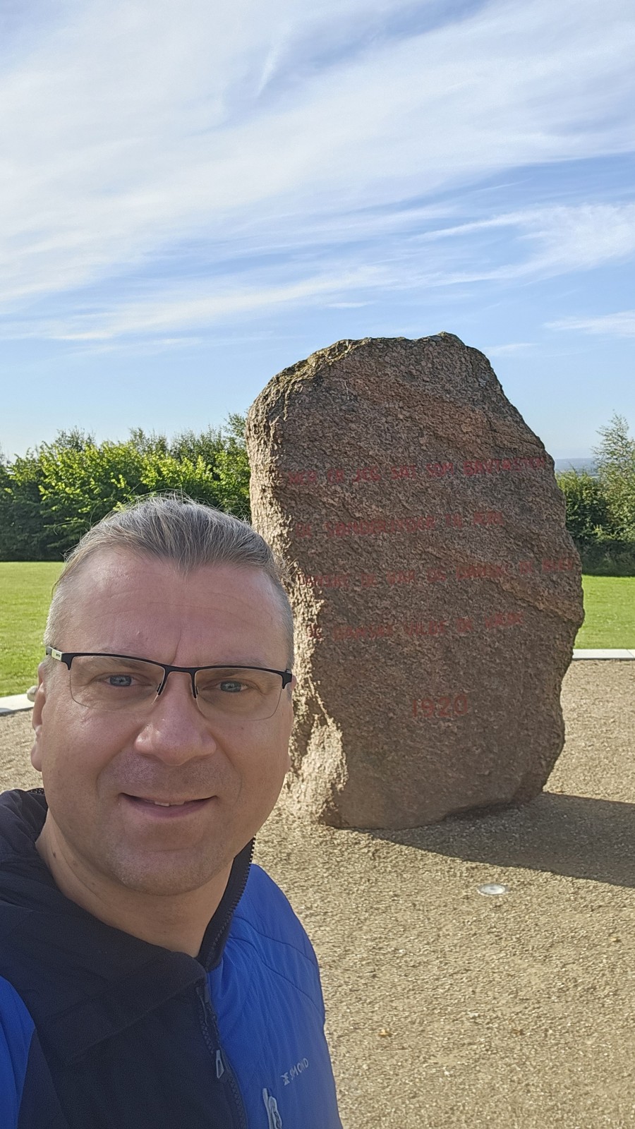 Leszek przy pamiątkowym kamieniu obok wieży