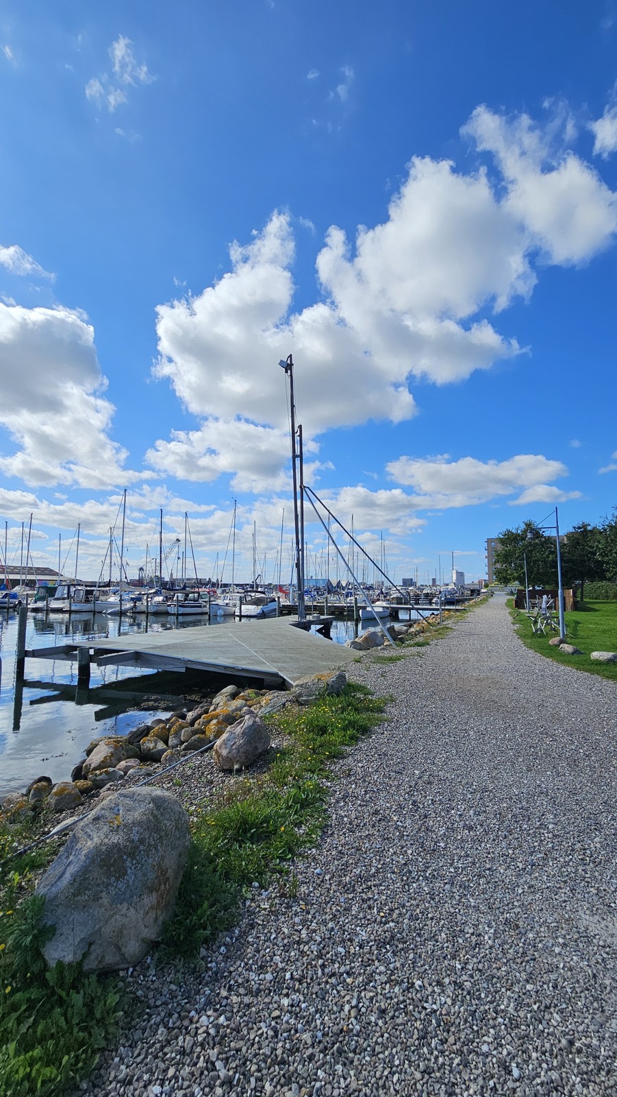 Ścieżka wzdłuż mariny i maszty jachtów