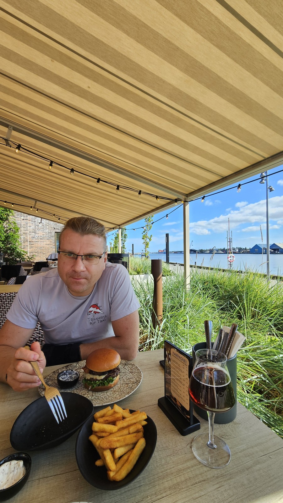 Leszek przy posiłku nad mariną