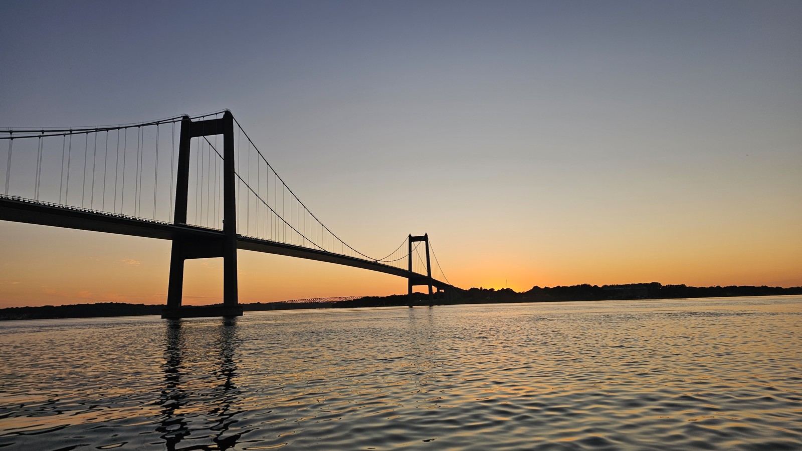 Most nad wodą w świetle zachodzącego słońca
