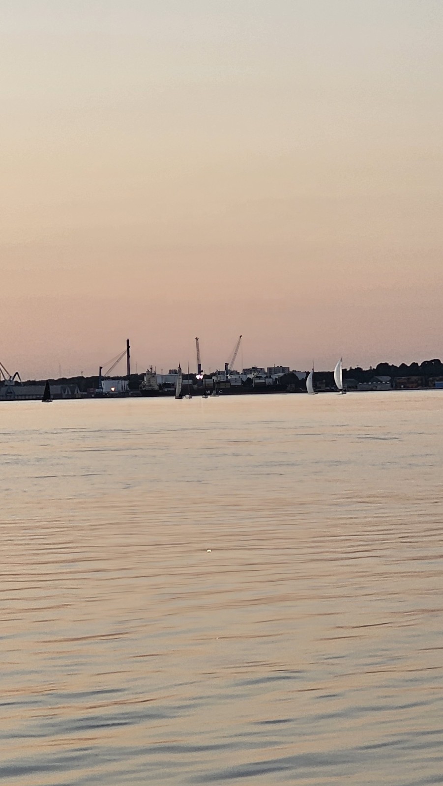 Wieczorne światło nad wodą i portem