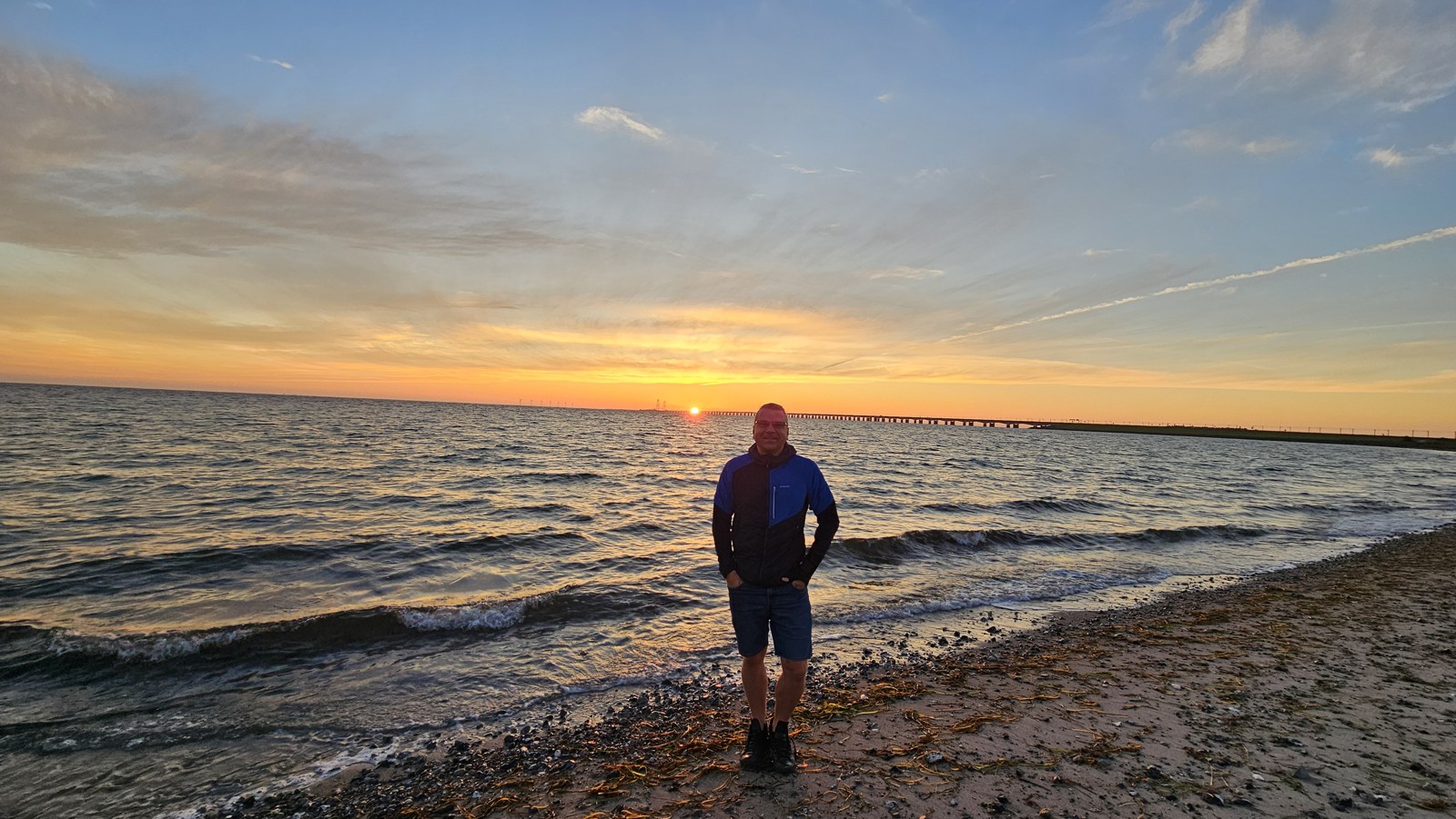 Leszek na plaży podczas wschodu słońca