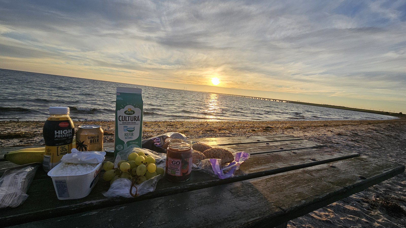 Śniadanie na ławce przy plaży w porannym świetle