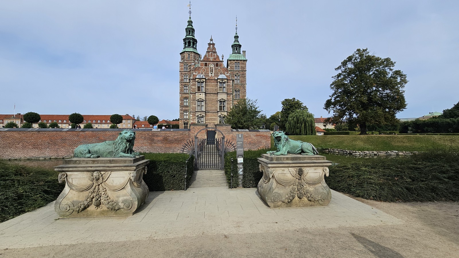 Zamek Rosenborg i rzeźby w ogrodzie