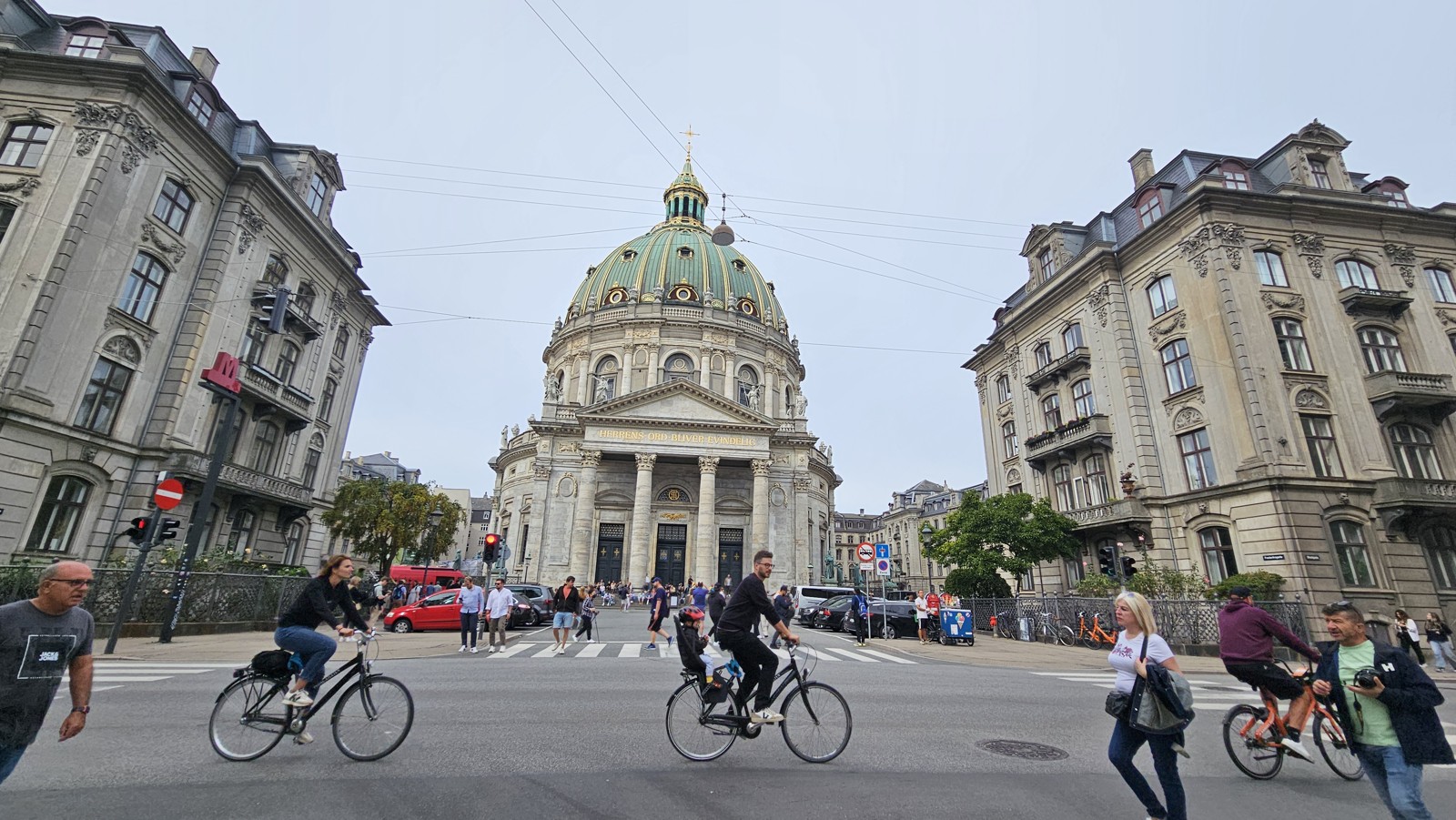 Kościół z kopułą widziany od strony ulicy