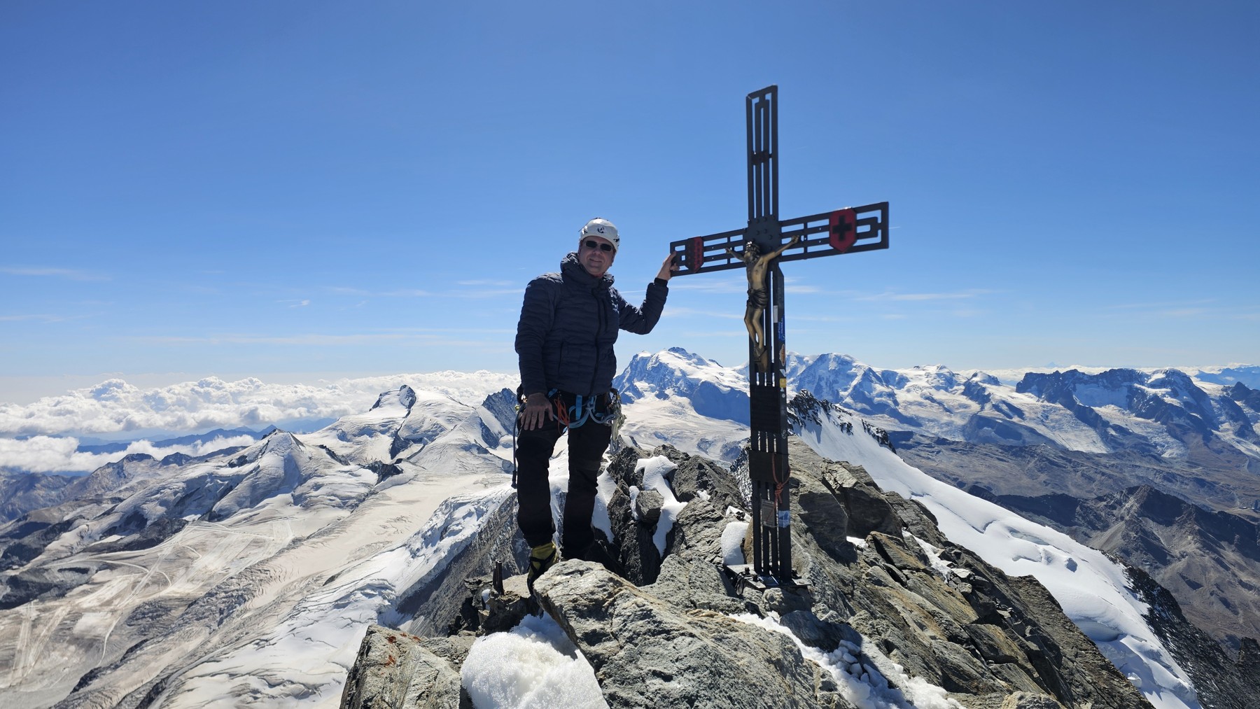 Przy krzyżu na szczycie Domu, 4545 m