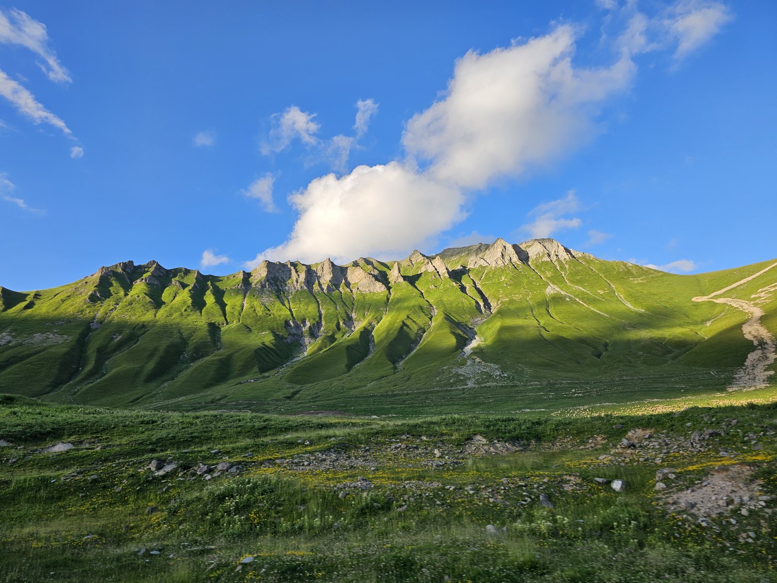 Góry w drodze pod Elbrus