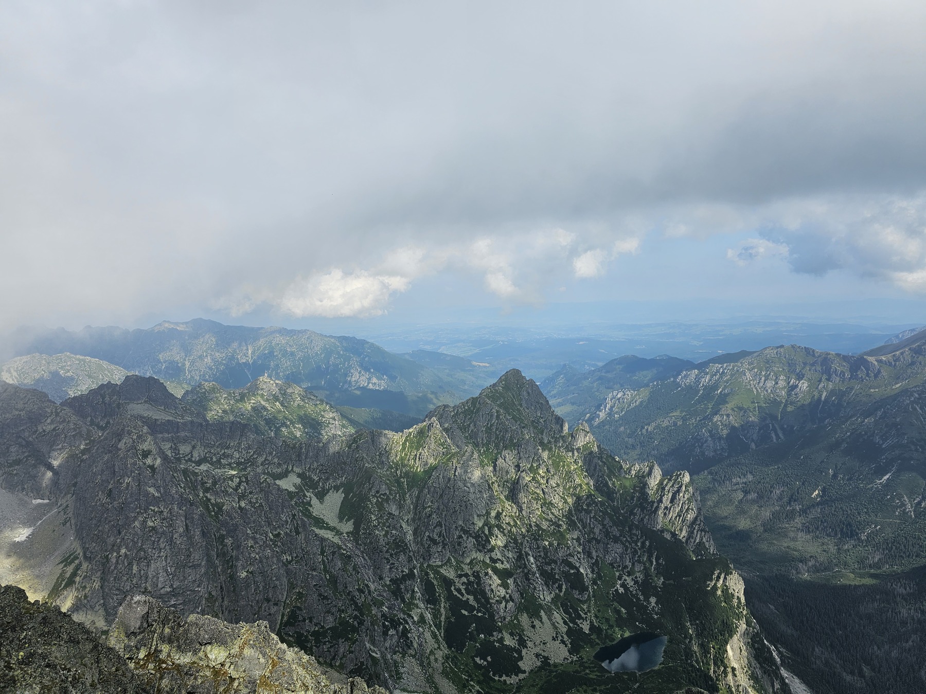 Panorama Tatr podczas pobytu na Ganku, 19 sierpnia 2023.