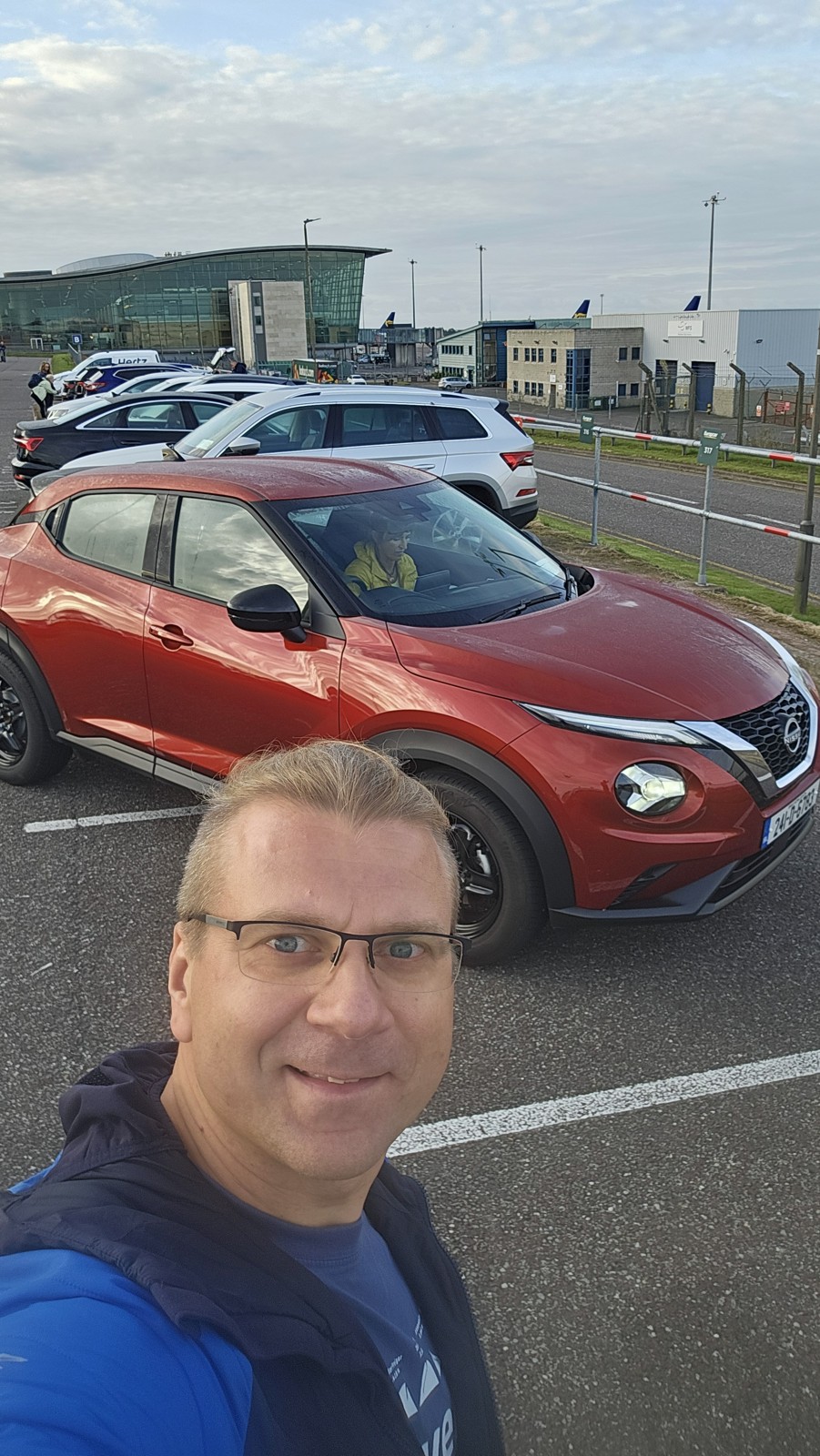 Leszek przy samochodzie przed dalszą drogą