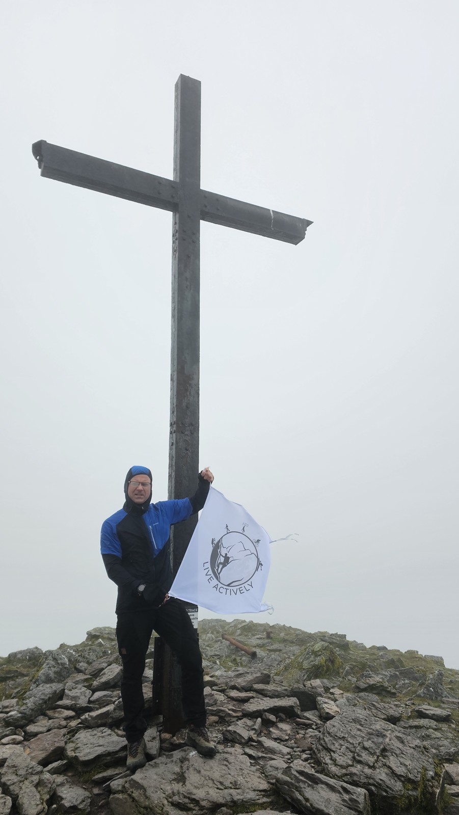 Leszek z flagą przy szczytowym krzyżu
