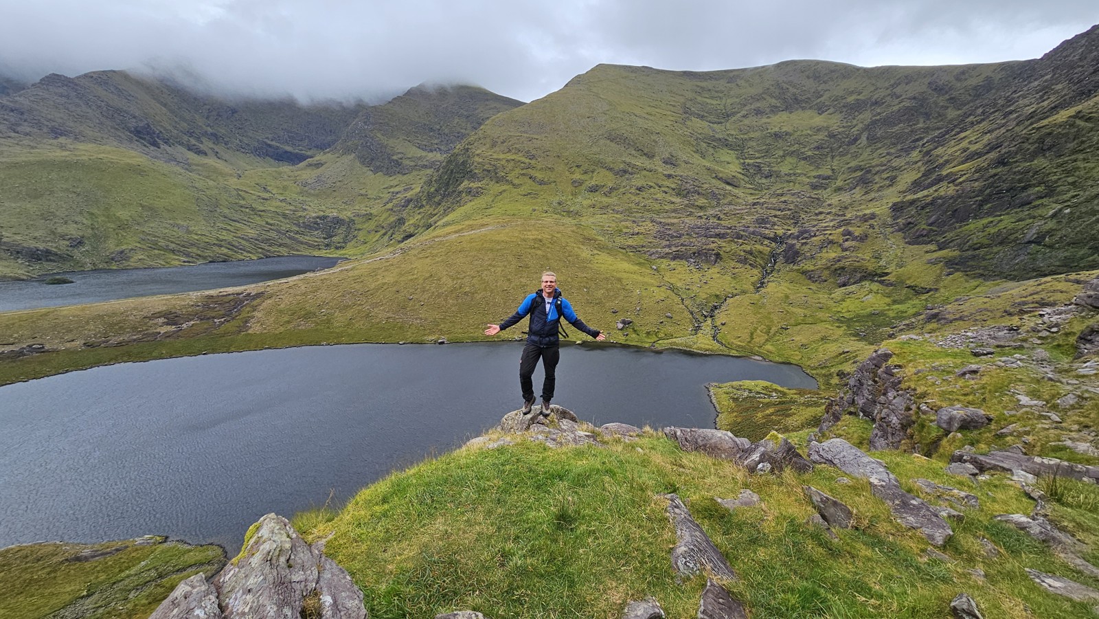 Leszek nad górskim jeziorem podczas podejścia na Carrauntoohil, Irlandia - 13 września 2024