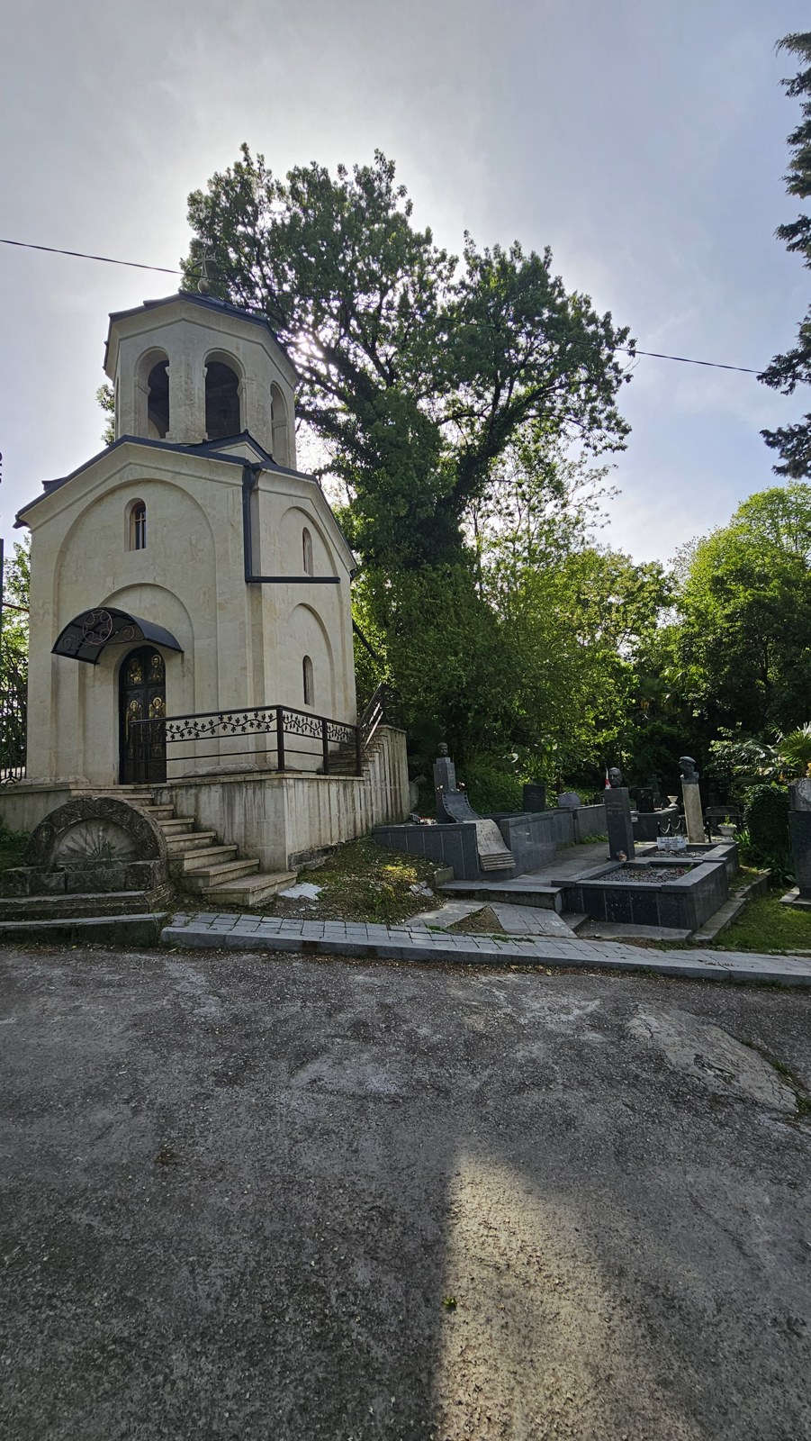Świątynia i cmentarz w Kutaisi