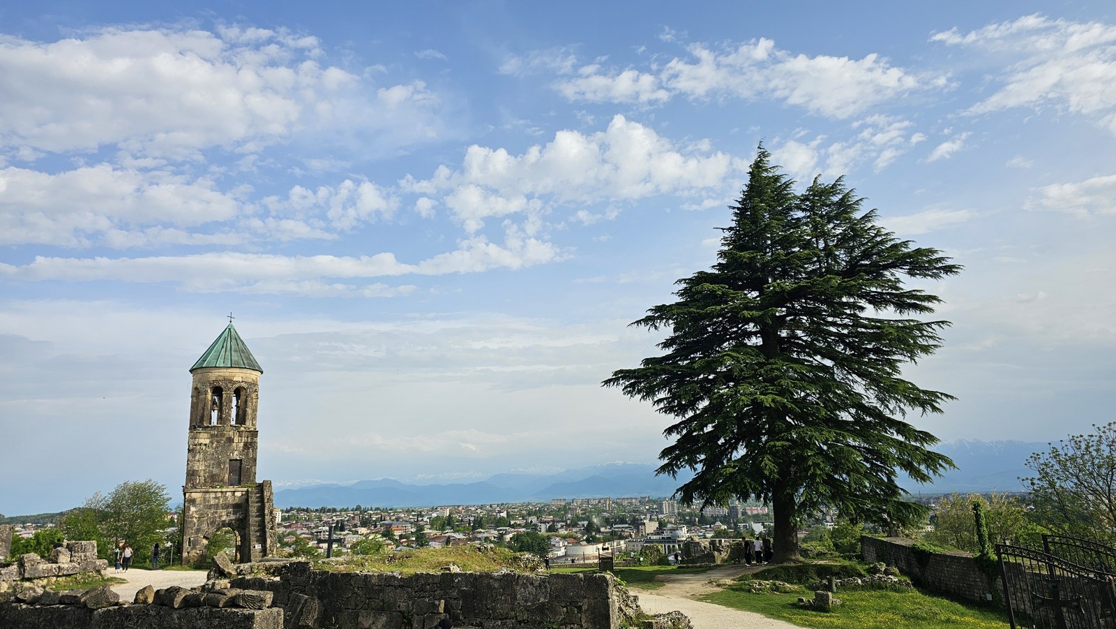 Dzwonnica i panorama Kutaisi