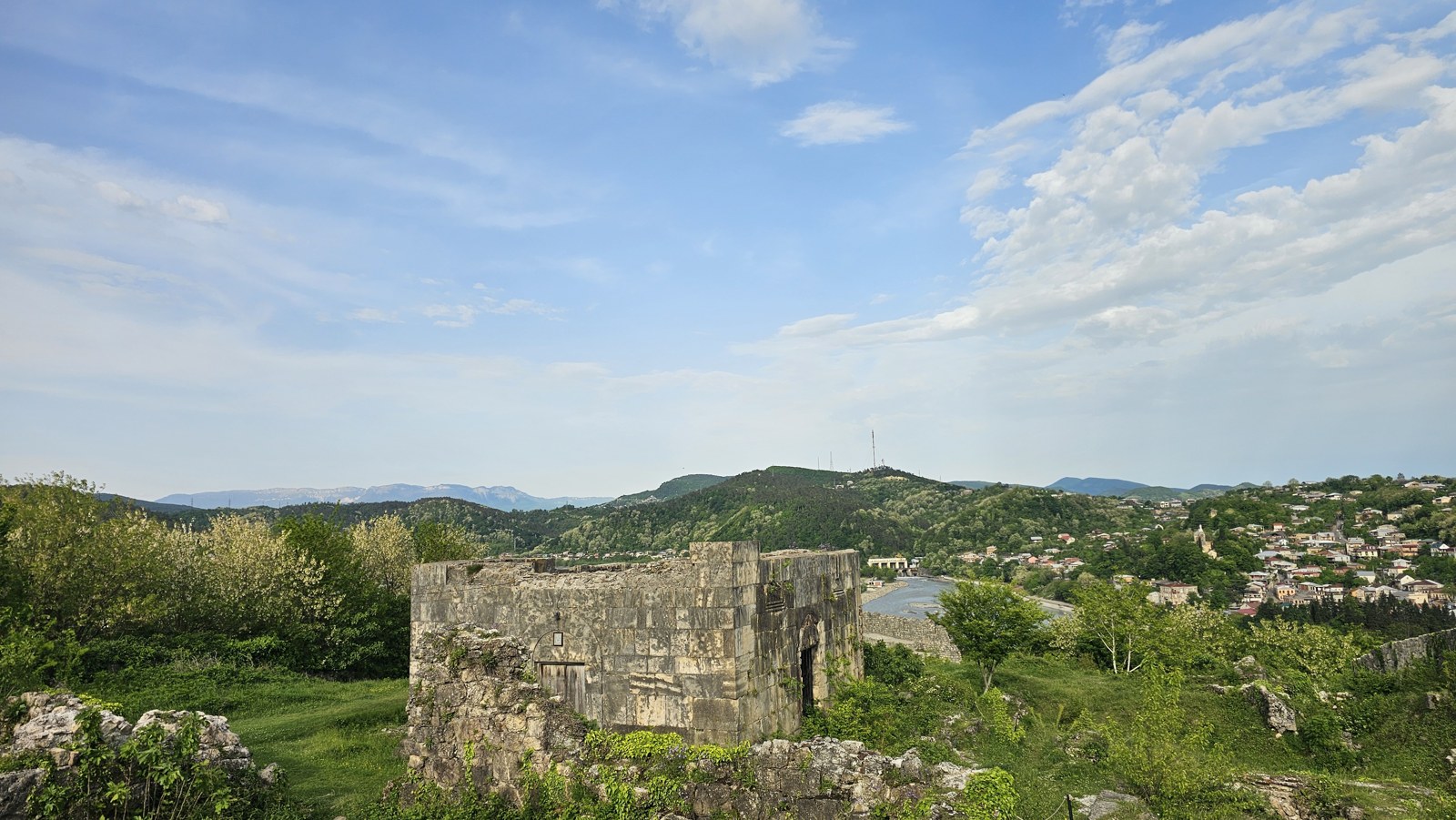 Kamienne pozostałości i panorama miasta