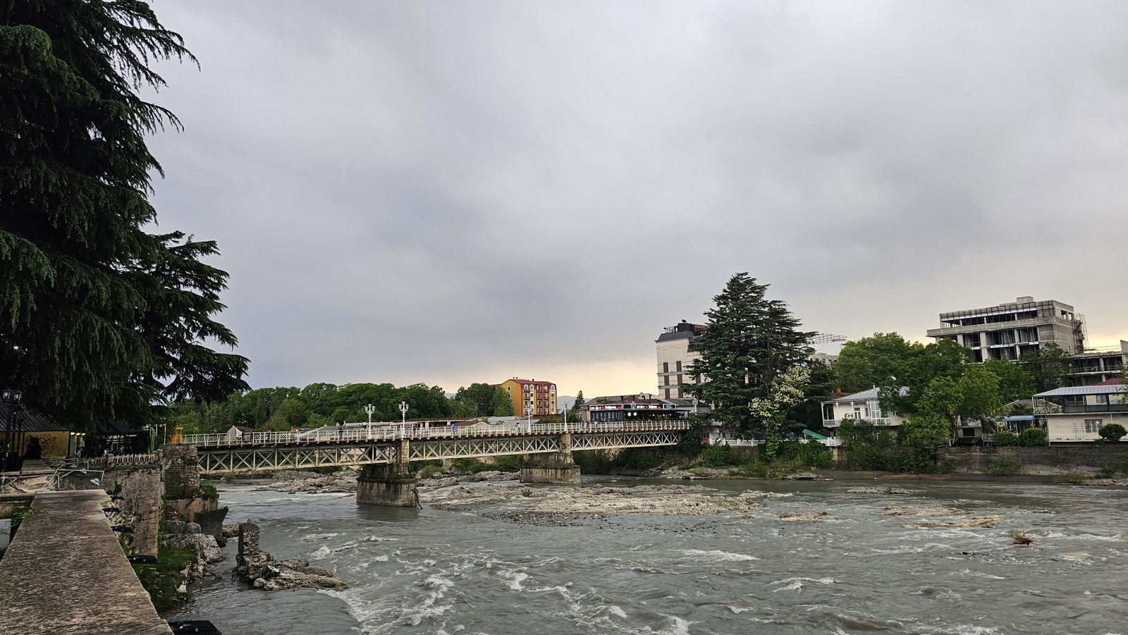 Zabudowania nad rzeką