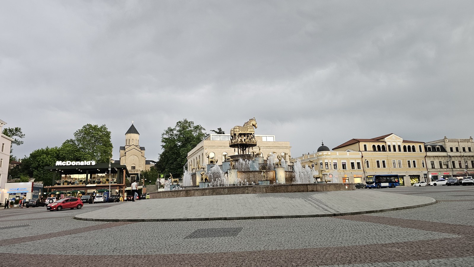 Plac z fontanną w Kutaisi
