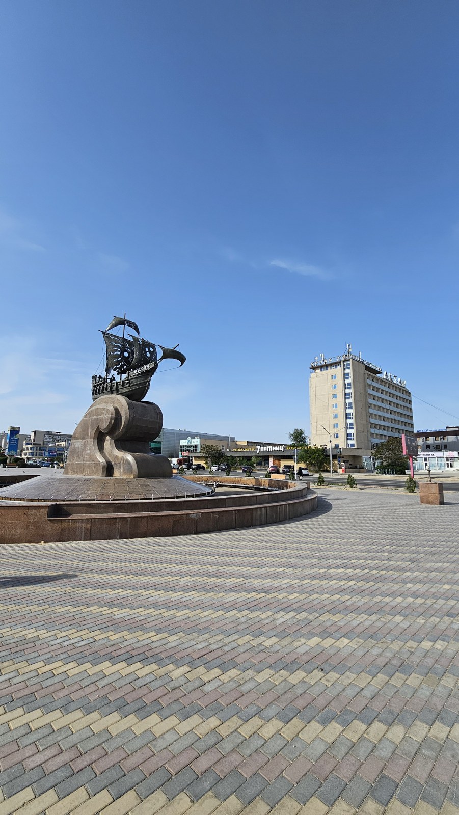 Zabudowania i pomnik w Aktau