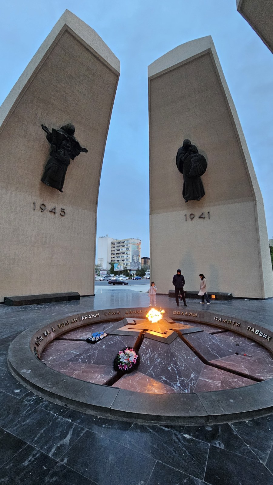 Płomień i monumentalna architektura miejsca pamięci w Aktau