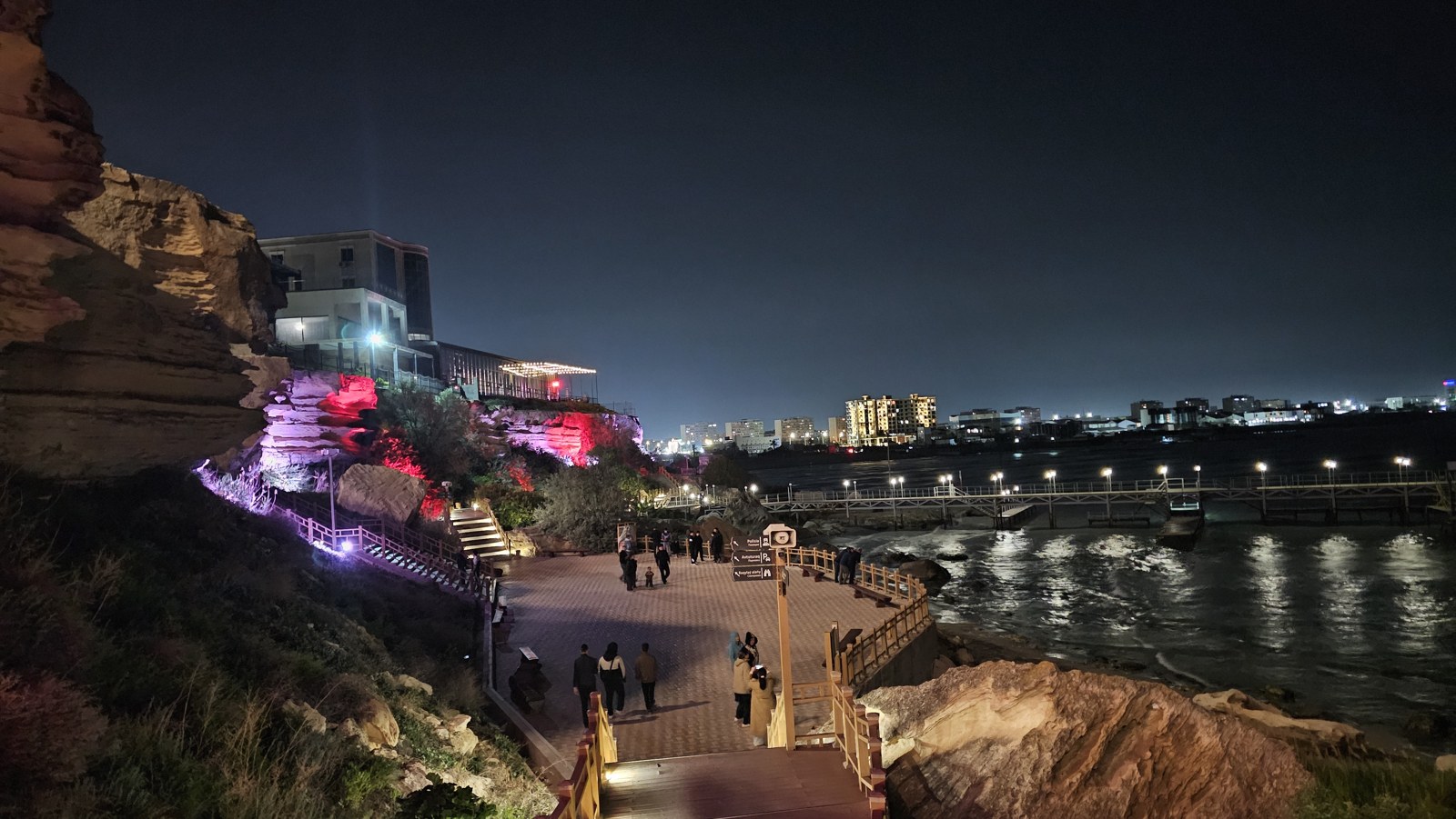 Wieczorna panorama promenady i miasta nad morzem