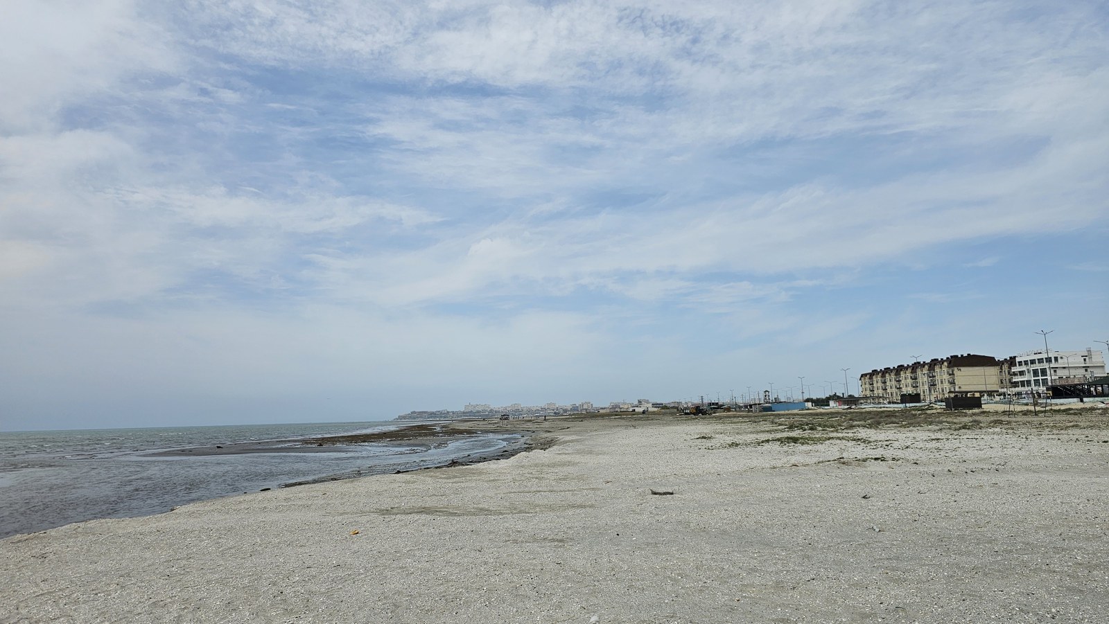 Plaża i szerokie niebo nad Morzem Kaspijskim