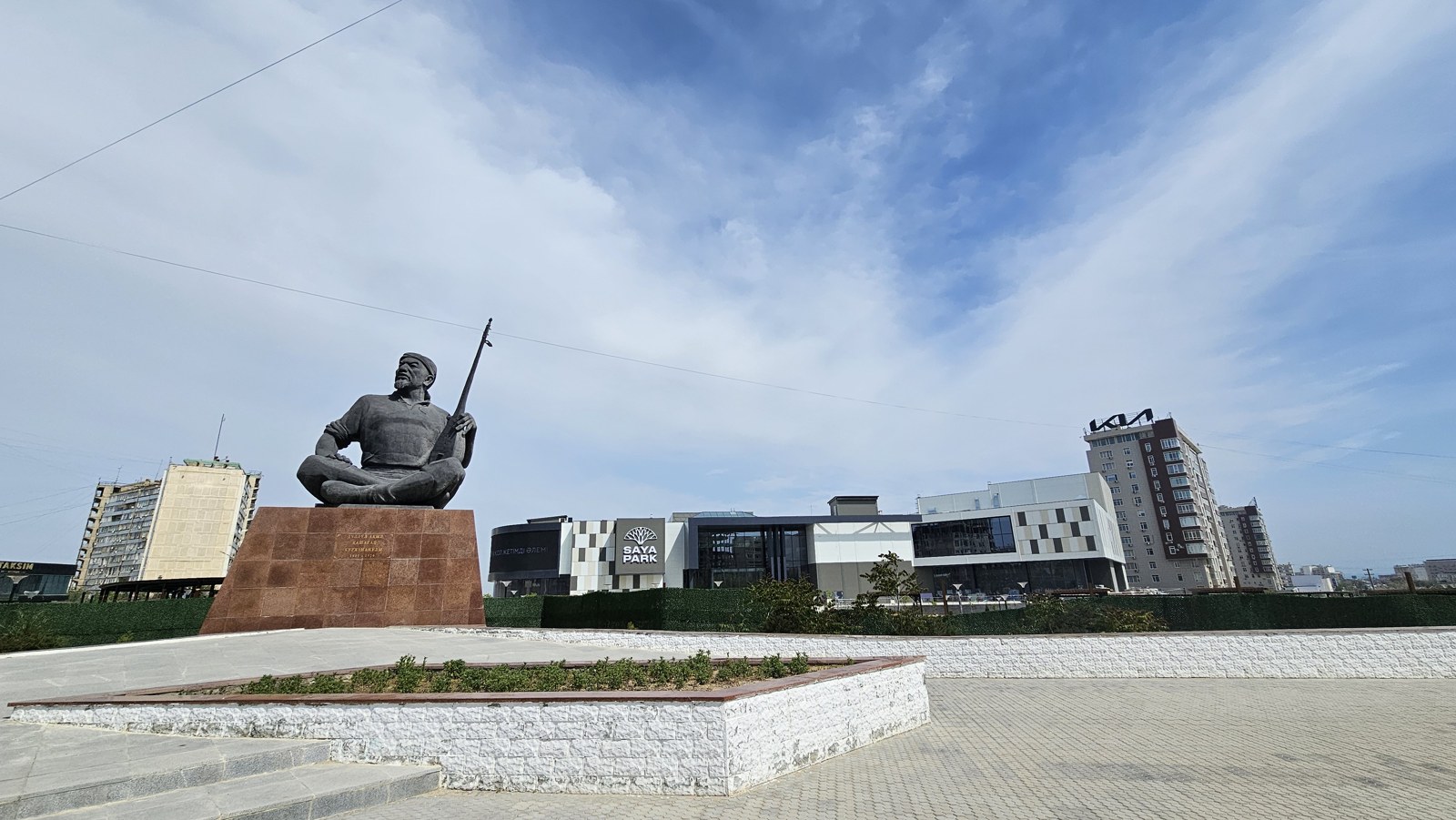 Pomnik i otoczenie podczas spaceru po Aktau