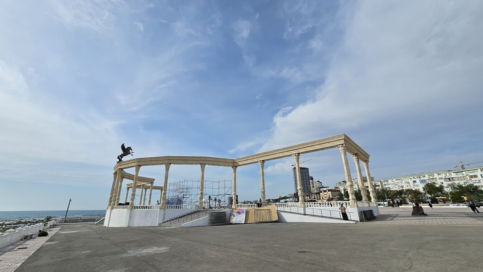 Nadmorska kolumnada Aktau w świetle dnia