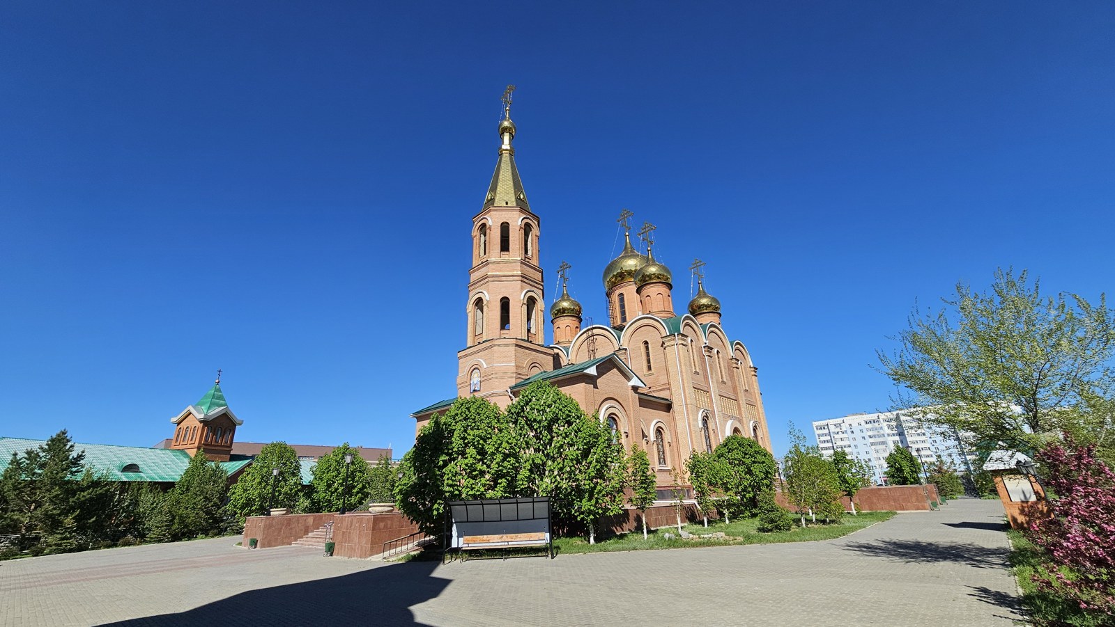 Świątynia wśród zieleni