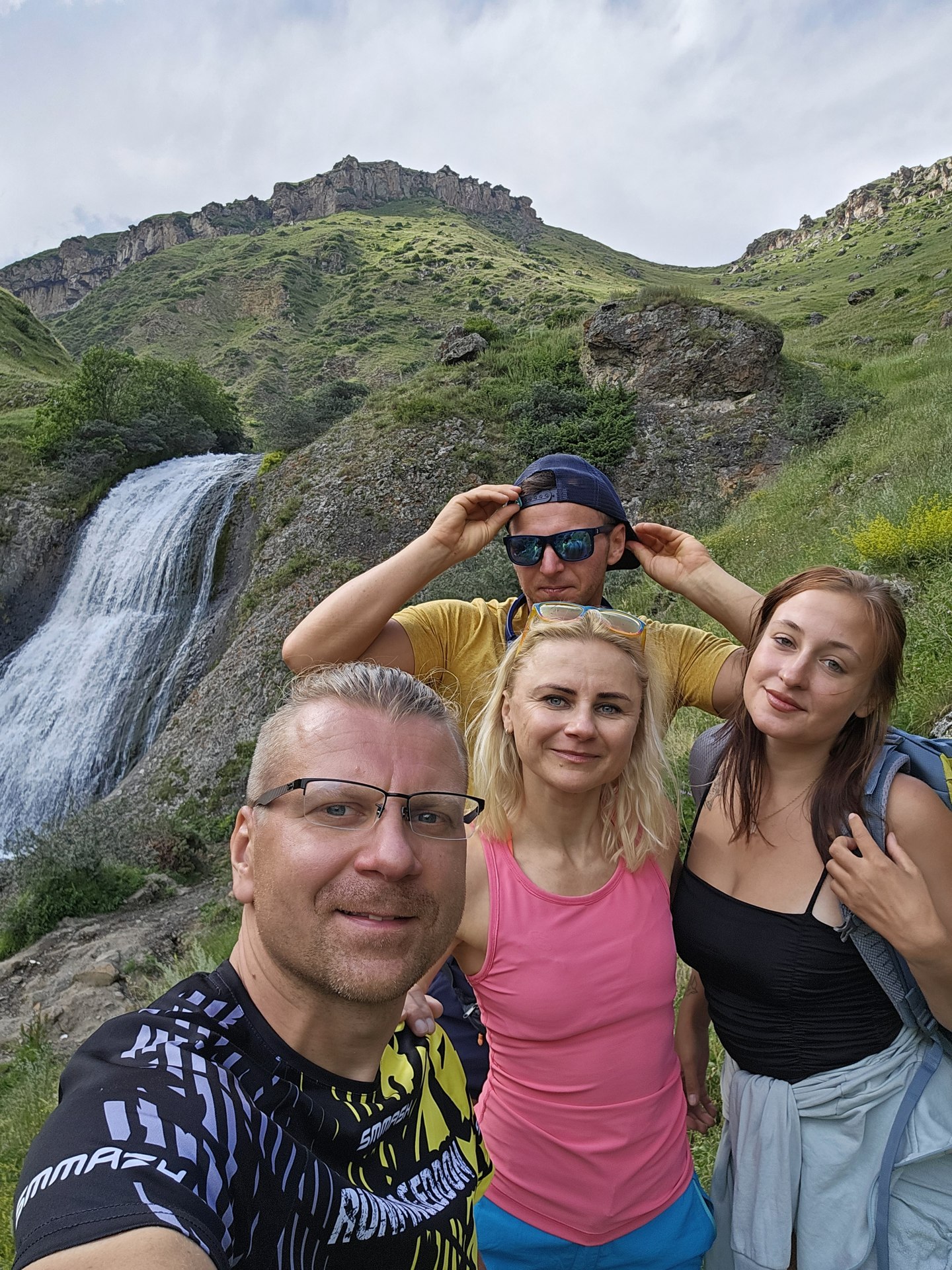 Wspólne zdjęcie przy wodospadzie