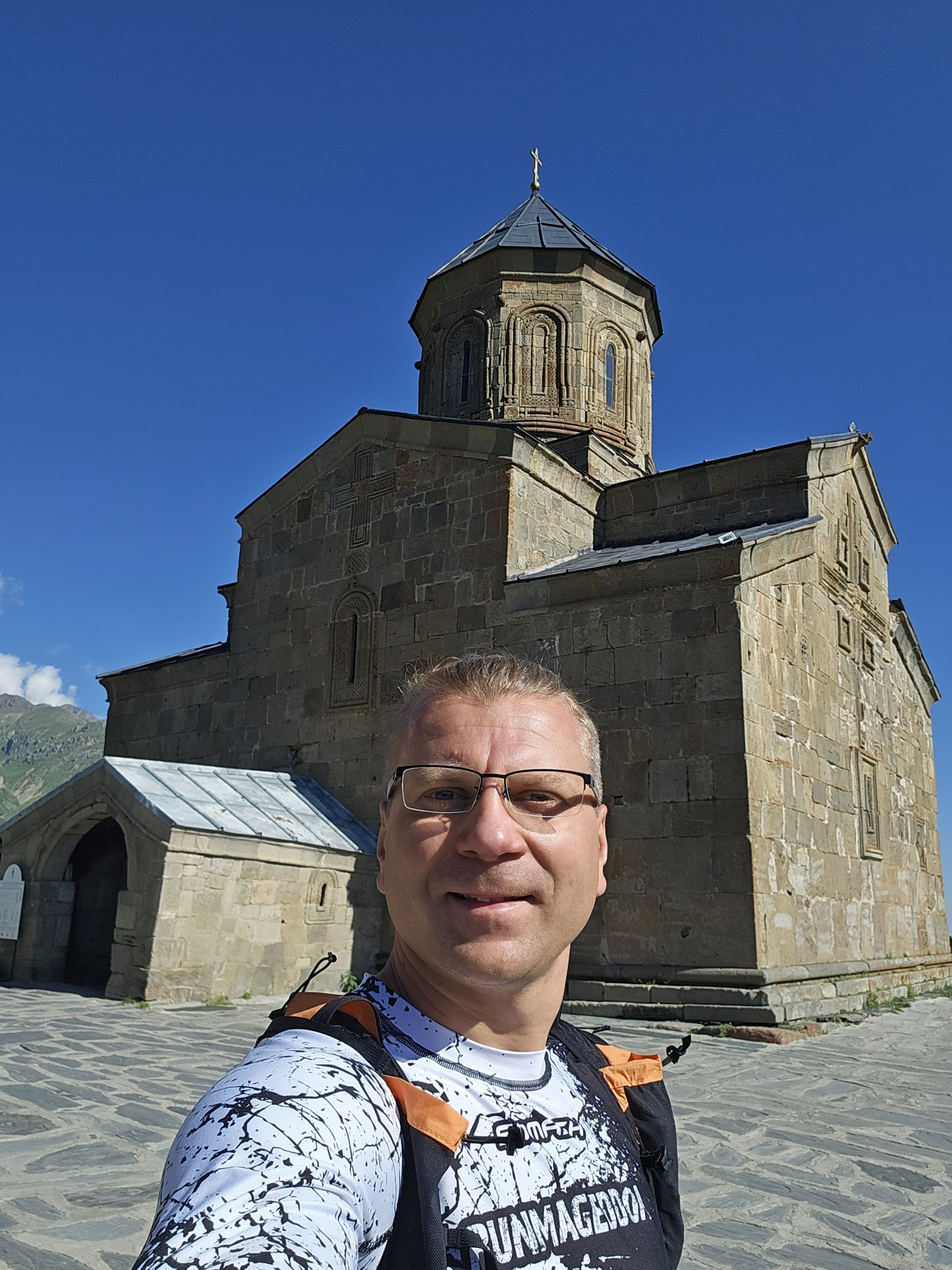 Leszek przy cerkwi Gergeti