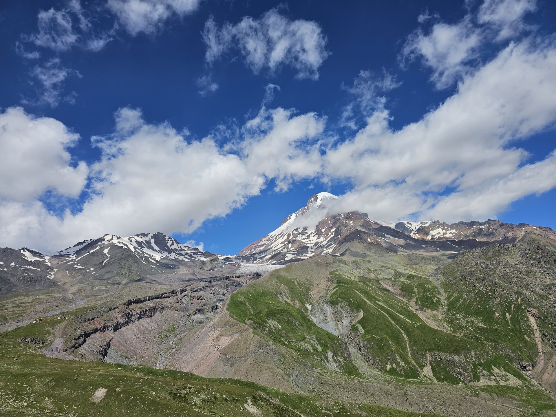 Kazbek odsłaniający się nad trasą