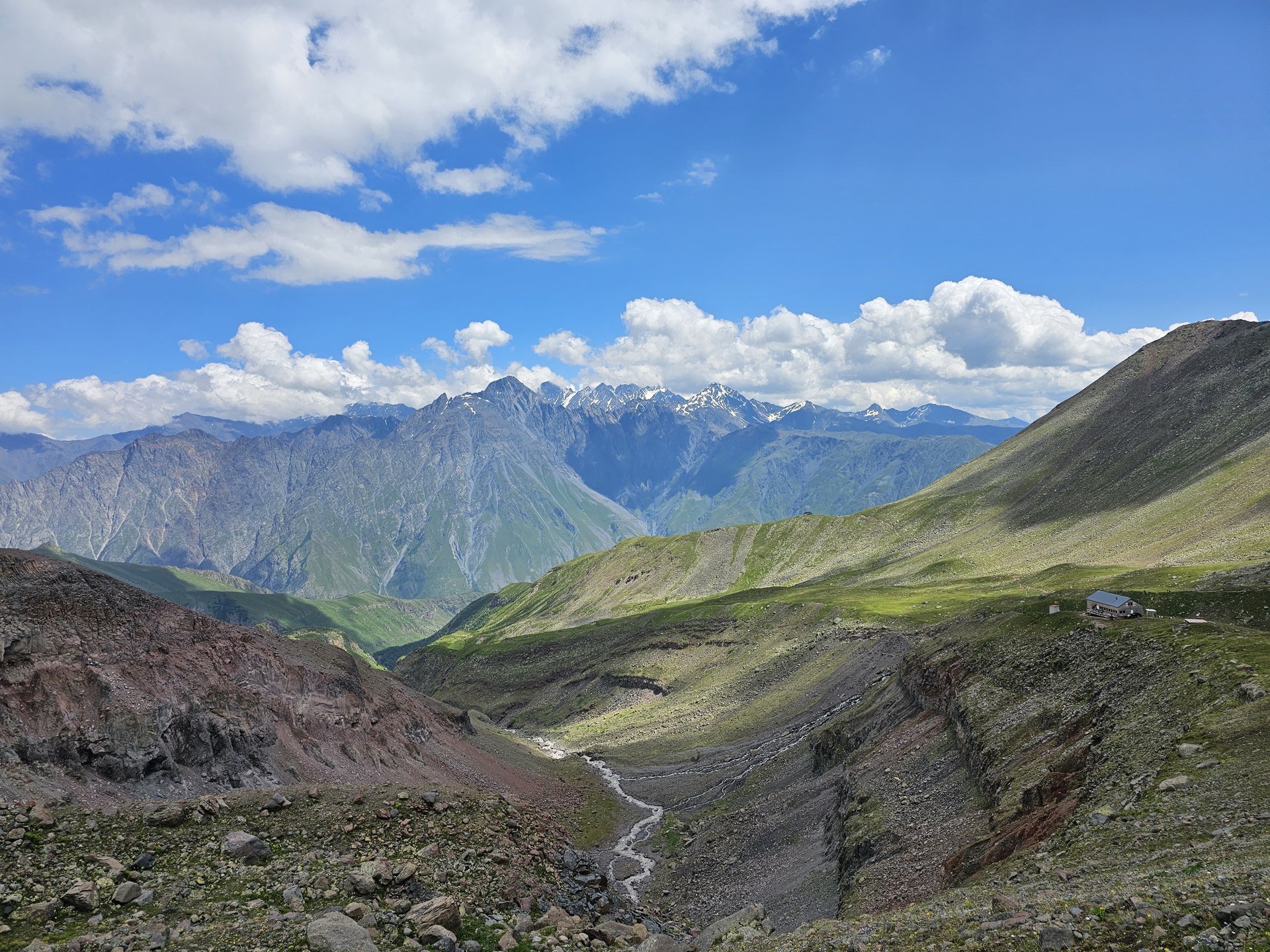 Panorama ze zboczy ponad doliną