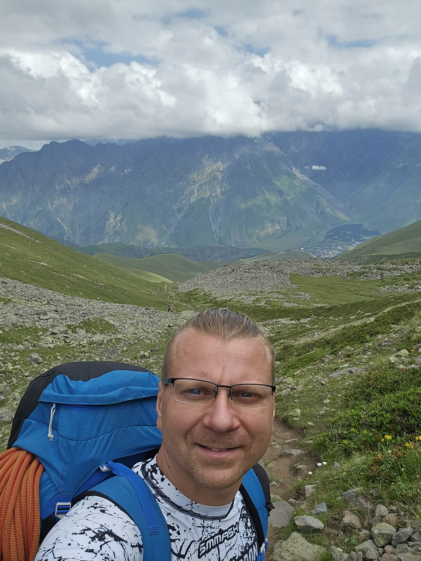 Leszek na ostatniej części zejścia do doliny