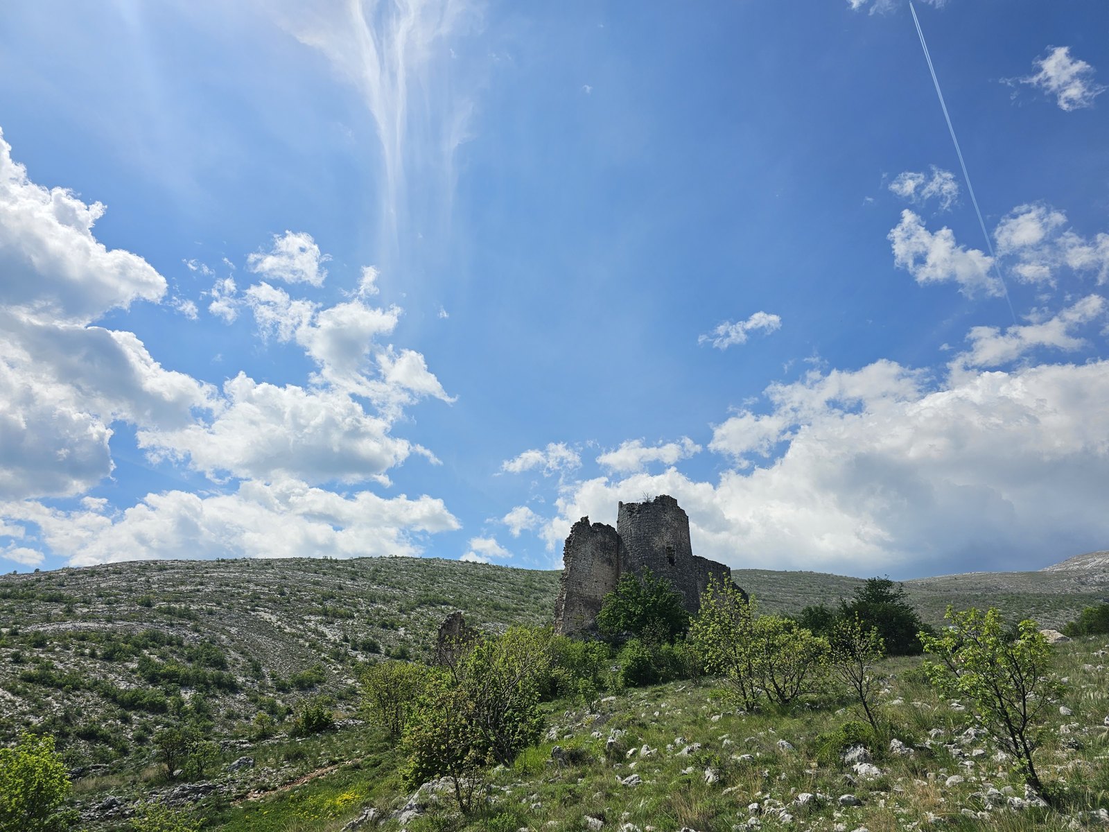 Kamienne ruiny przy trasie — 06.05.2023
