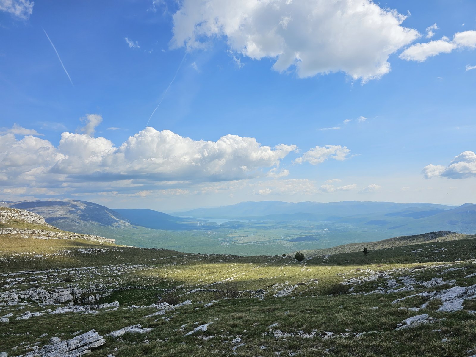 Kamienie i trawa na otwartych zboczach — 06.05.2023