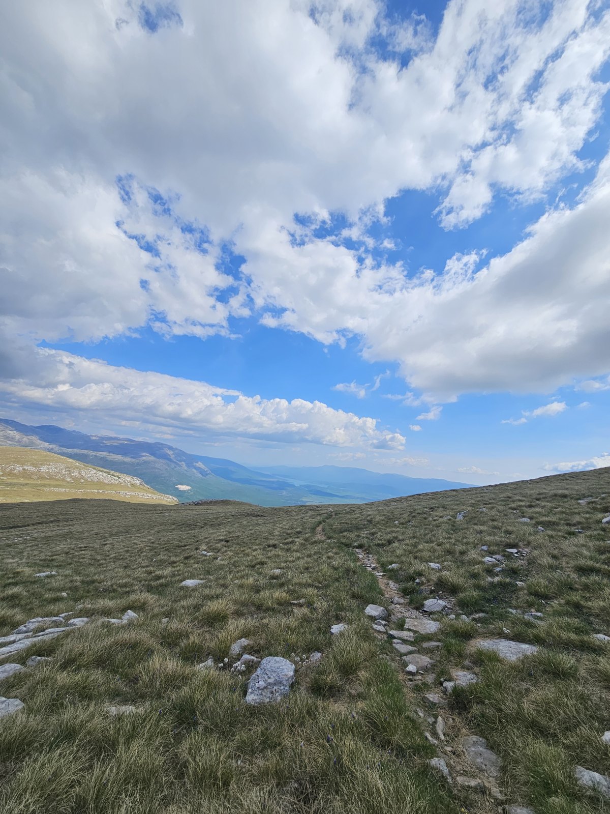 Chmury nad górskim krajobrazem — 06.05.2023