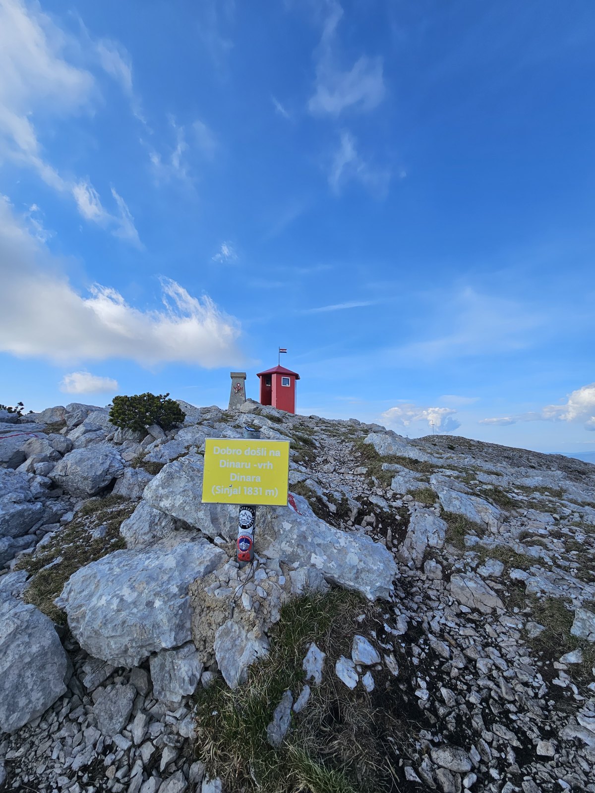 Czerwone oznaczenie na szczycie Dinary — 06.05.2023