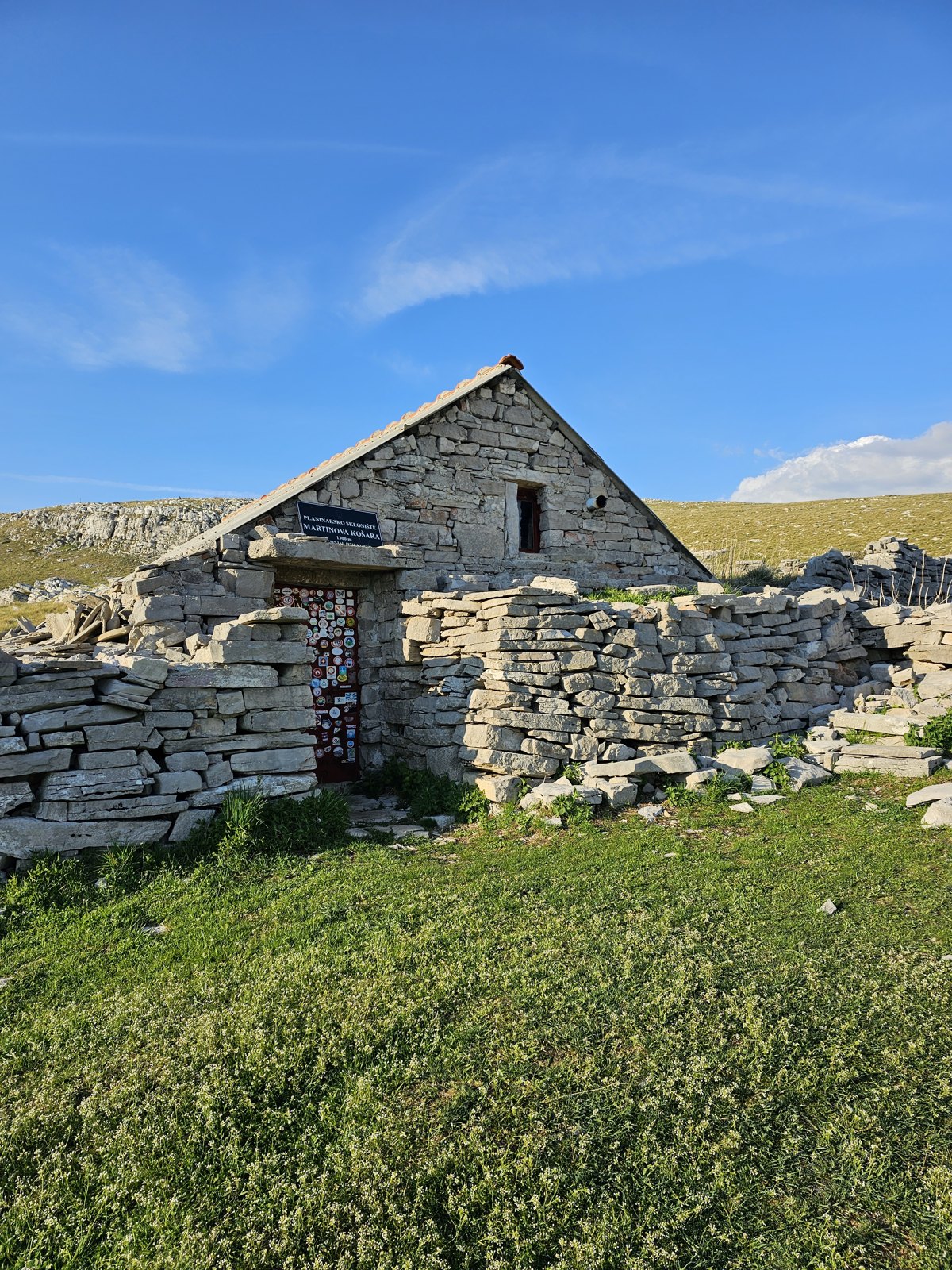 Kamienny budynek przy trasie — 06.05.2023