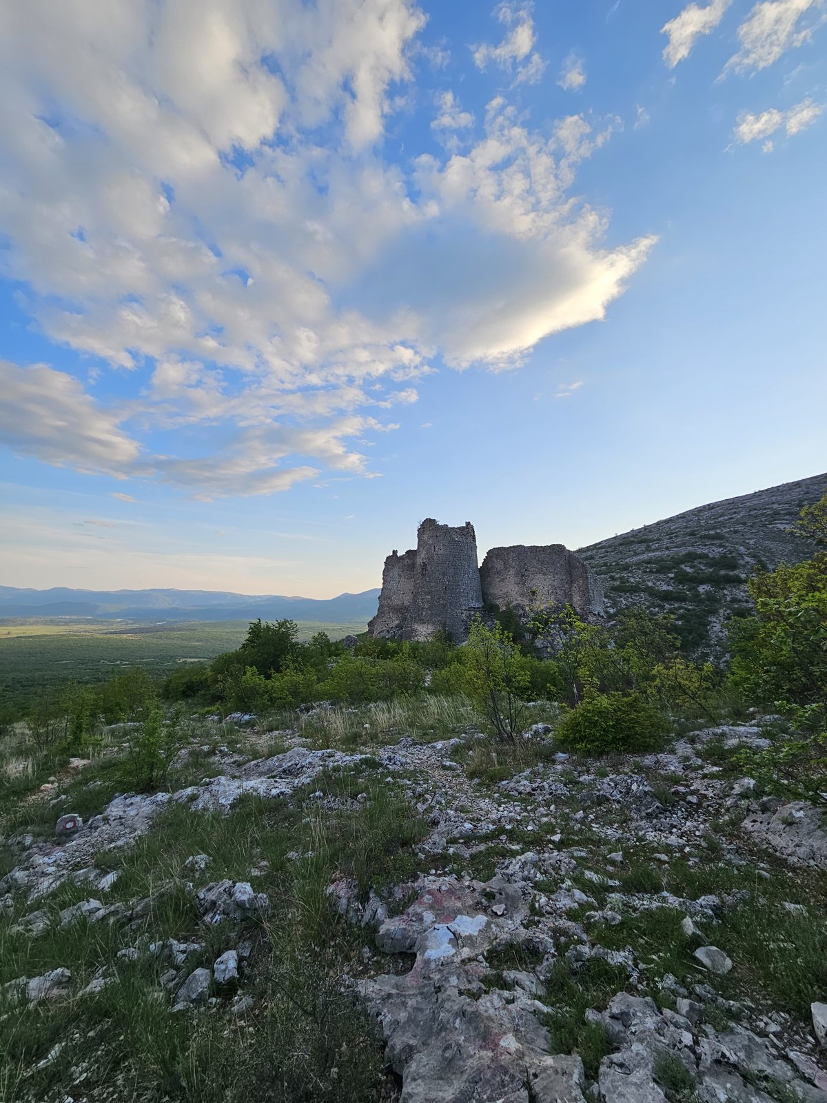 Kamienne ruiny pod koniec dnia — 06.05.2023